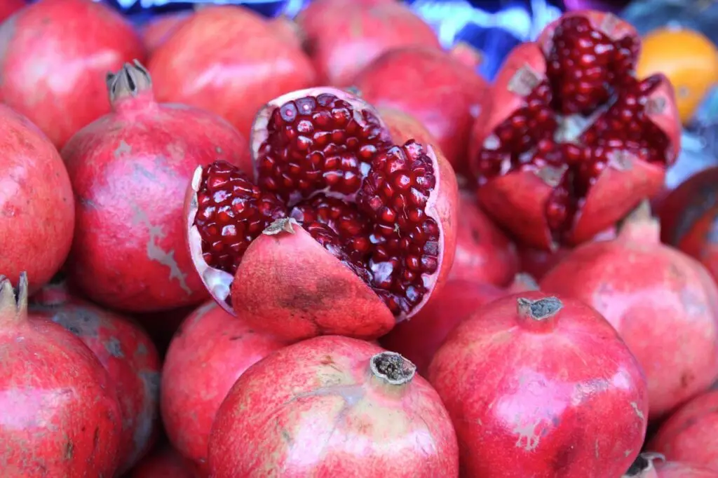 The Health Benefits of Eating Pomegranate in the Morning